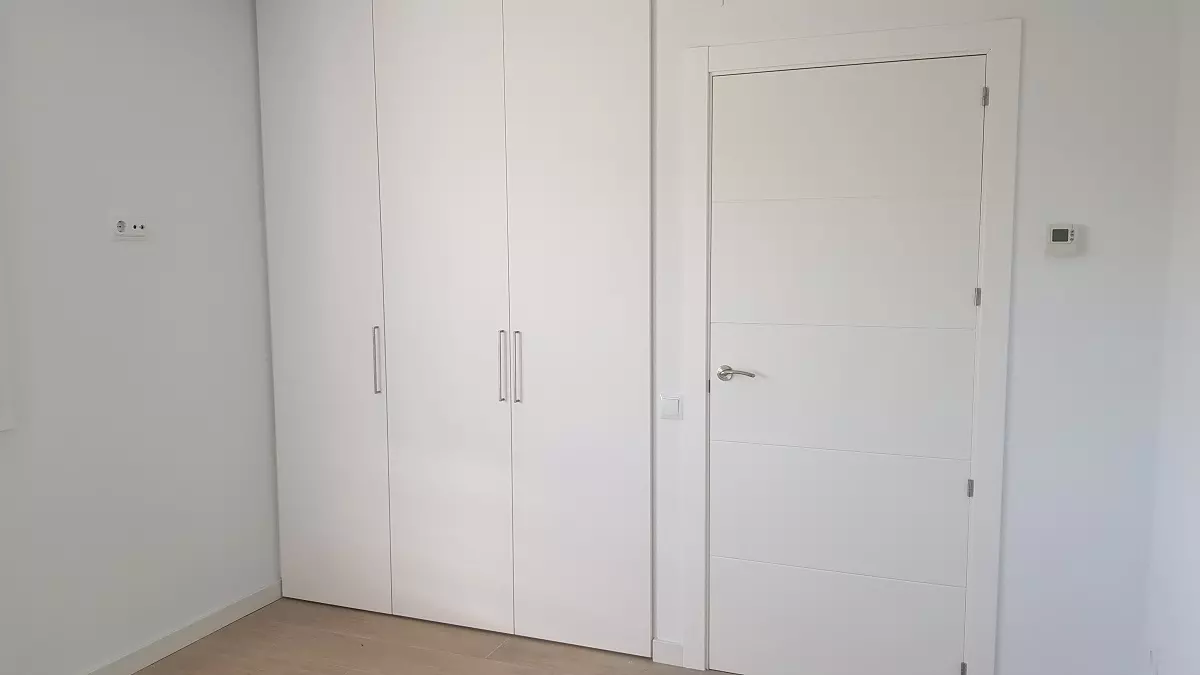 puerta y armarios empotrados blancos Armarios empotrados Toledo